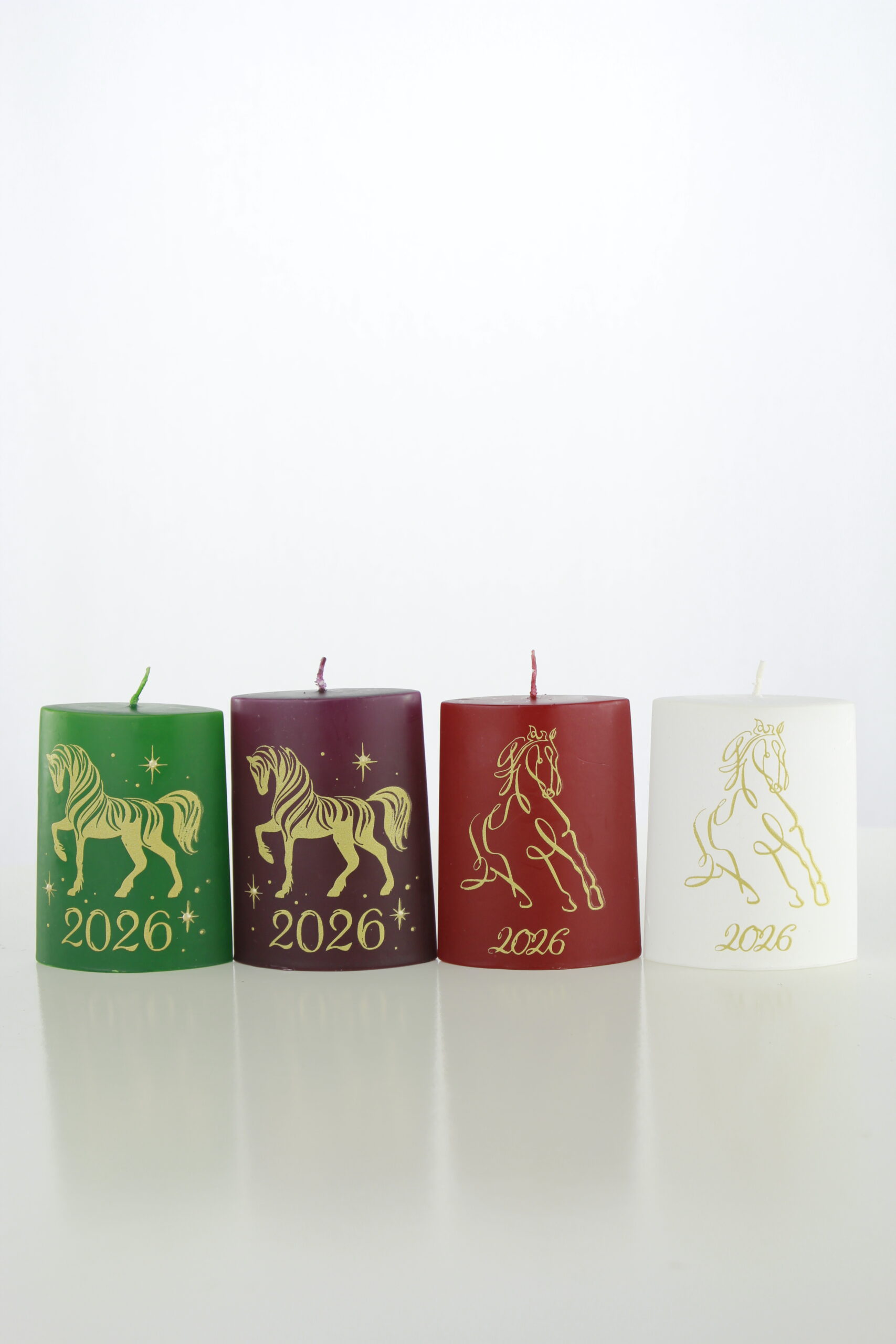 Žvakė su 2026 metų simboliu - arkliu